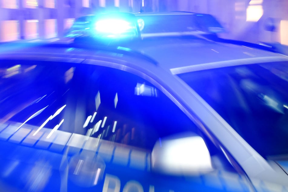 Verfolgungsjagd mit Kleinkind (1) auf dem Rücksitz: 42-Jähriger rast über Autobahn und flüchtet danach zu Fuß!