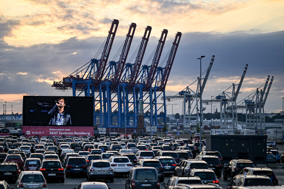 Max Giesinger ist bei einem Konzert am Kreuzfahrtterminal Steinwerder zu sehen: Dort soll auch die "Zeltphilharmonie" entstehen.