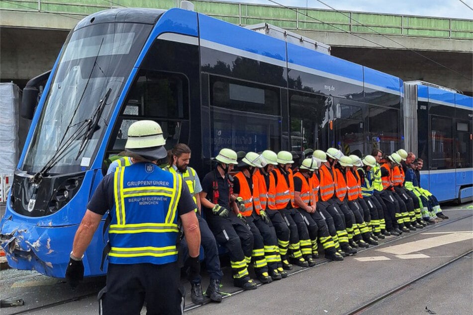 Feuerwehrleute mussten die entgleiste Tram zurück auf die Schienen schieben.