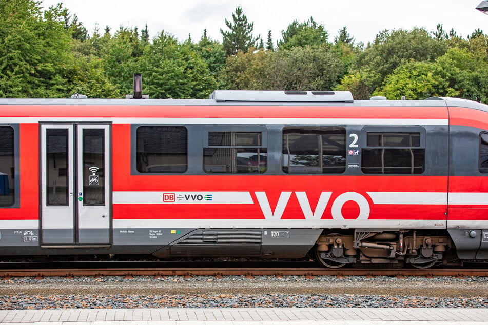 Ein Jugendlicher (16) hat am Samstagabend zwischen den Haltepunkten Ottendorf-Okrilla Nord und Laußnitz den Lokführer (36) einer Regionalbahn körperlich attackiert. (Symbolfoto)