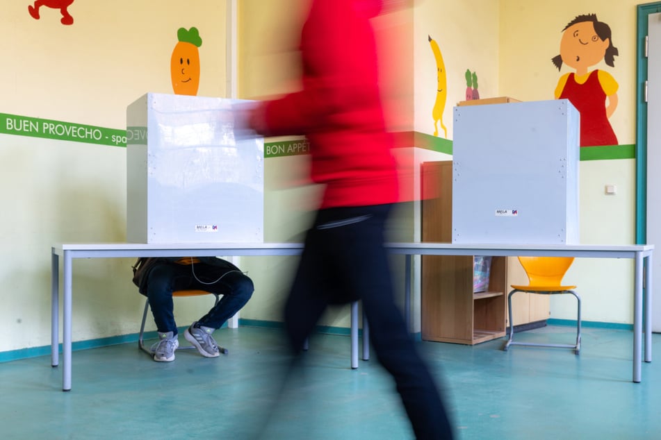 Ein Tütchen mit Betäubungsmittel findet ein Wahlhelfer in Schwaben. Die Polizei vermutet, dass es einer Wählerin oder einem Wähler gehört. (Symbolbild)