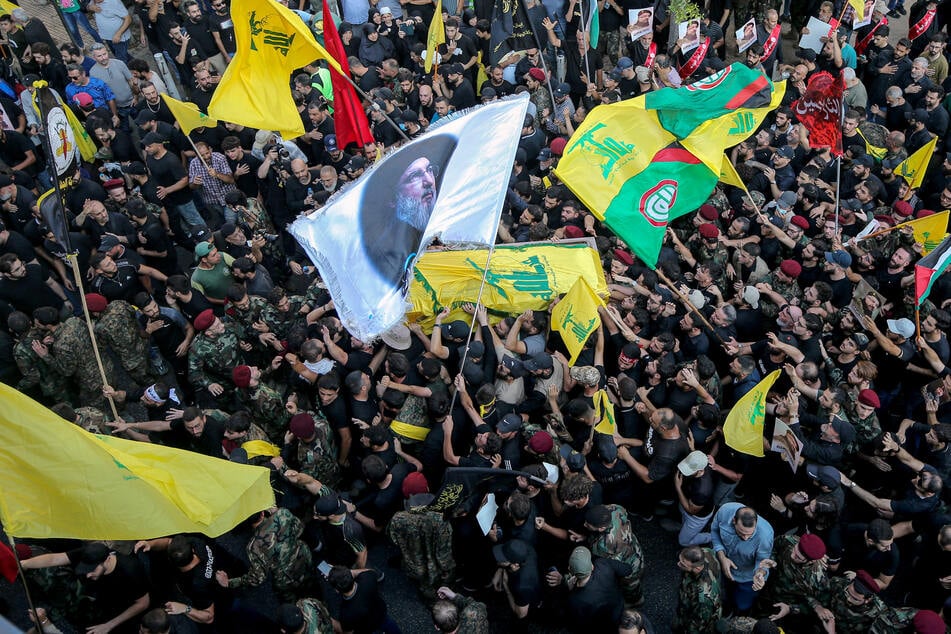 Menschen aus dem Libanon schwenken Fahnen während der Trauerfeier des obersten Befehlshabers der Terrororganisation «Hisbollah» Fouad Shukur, der am Dienstag bei einem israelischen Luftangriff getötet wurde. (Symbolbild)