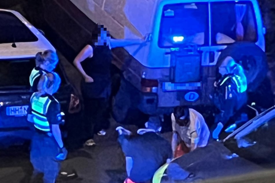 In Hamburg-Altona ist ein Mann am Mittwochabend vor der Polizei geflüchtet. Die Verfolgungsjagd endete durch die Kollision mit einem Streifenwagen.