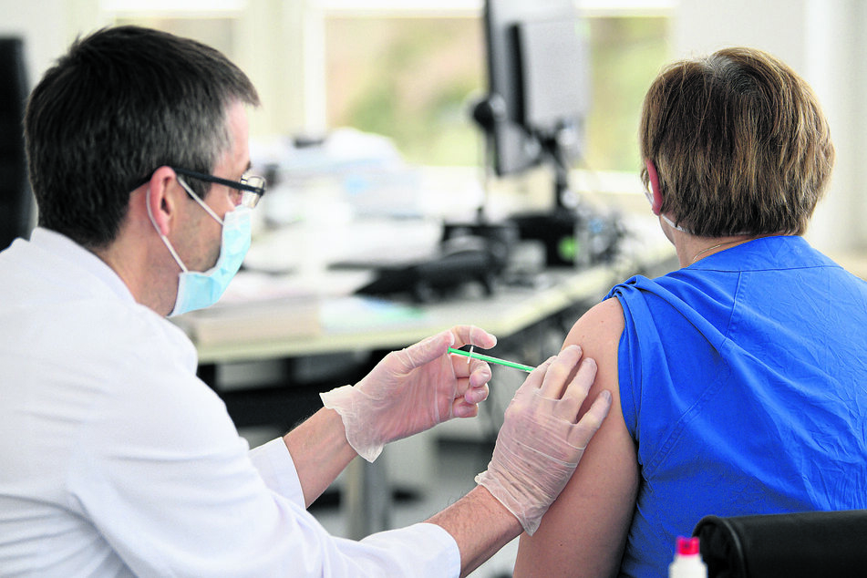 Mitarbeiter des Gesundheitswesens sollen bald den neuen Impfstoff "Nuvaxovid" wählen können - doch der Start verzögert sich.