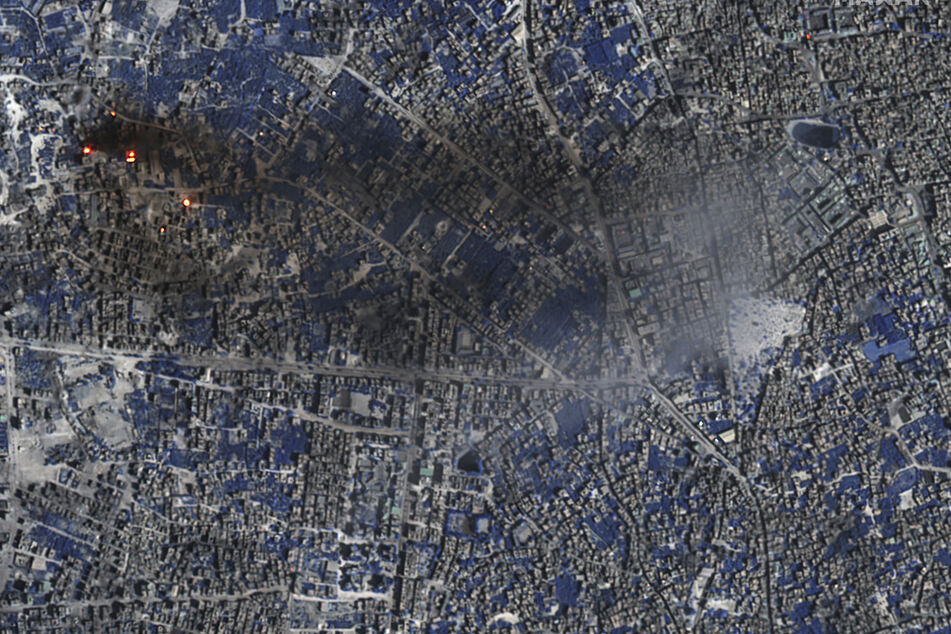 Dieses von Maxar Technologies zur Verfügung gestellte Satellitenbild im kurzwelligen Infrarot-Bereich (SWIR) zeigt einen Überblick über eine Reihe aktiver Brände in der Stadt Gaza.