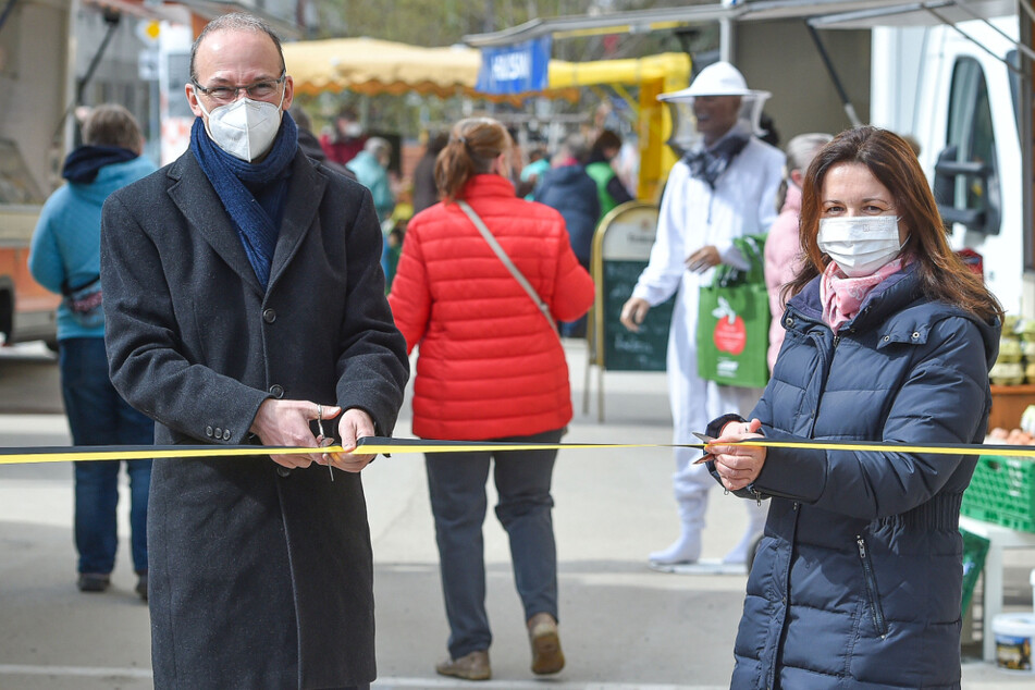 Am Mittwoch haben Wirtschaftsförderer Robert Franke (43) und Madeleine Megyesi-Lukaß (44) von der Deutschen Marktgilde den neuen Wochenmarkt eröffnet.