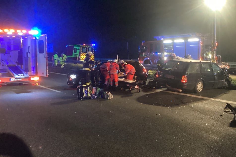 Feuerwehrkräfte mussten mehrere Menschen schonen aus den verunfallten Autos befreien.