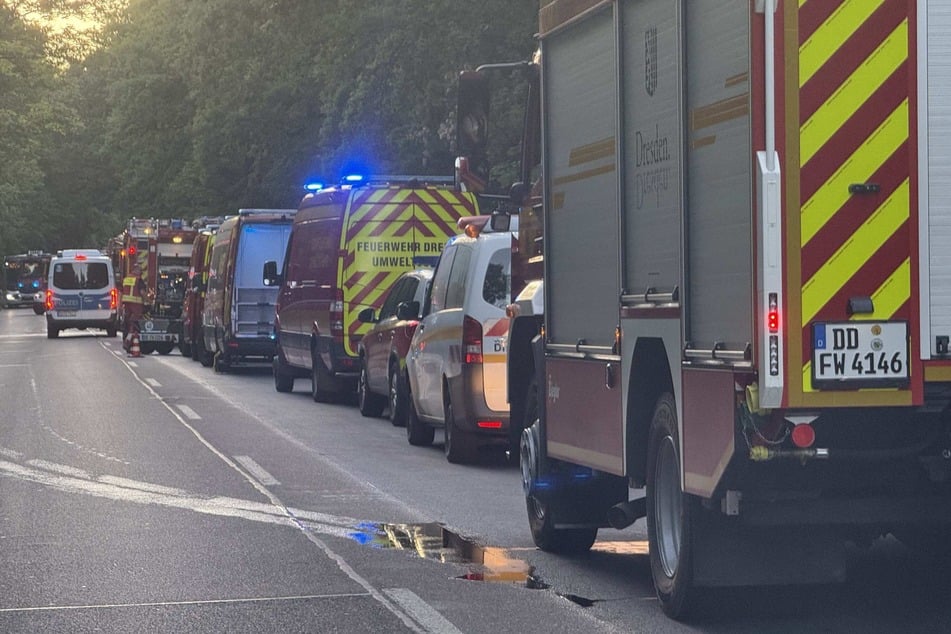 Die Feuerwehr ist mit einem Großaufgebot vor Ort.