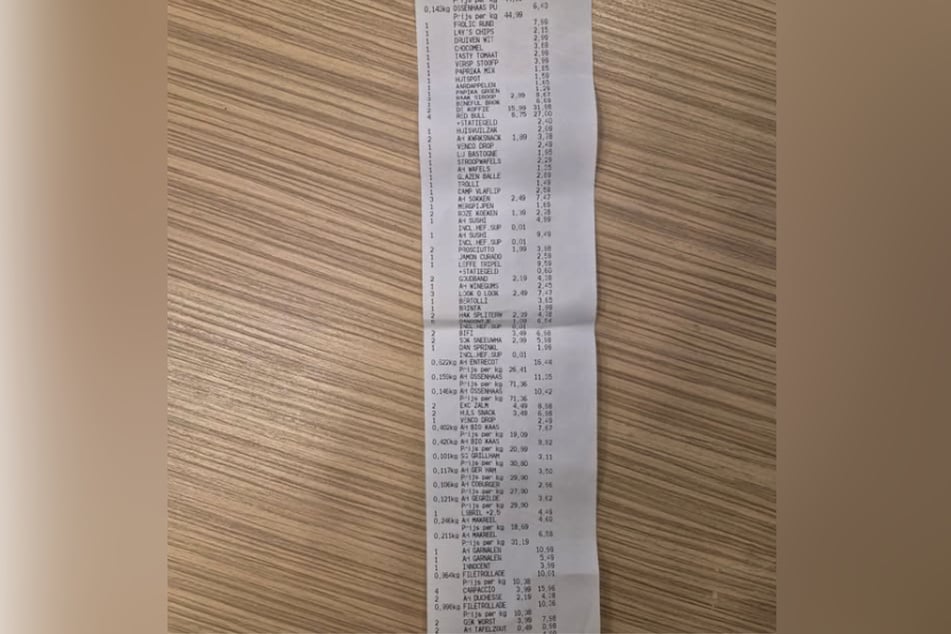 The brazen customer should have had to pay for this long shopping list. Instead, he only scanned a single product.