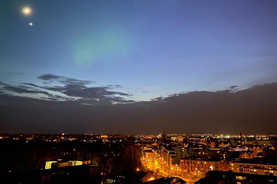 In Rostock war ein grünes Leuchten am Himmel zu sehen, doch die Lichter der Stadt überstrahlten es und Wolken behinderten die Sicht.