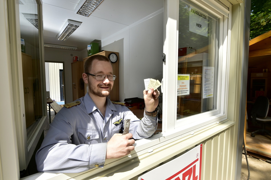Mitarbeiter Theo Gerber (25) verkauft die Fahrkarten an Groß und Klein nun im Container.