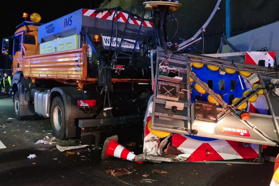 Der Lkw krachte gegen diesen Schilderwagen.