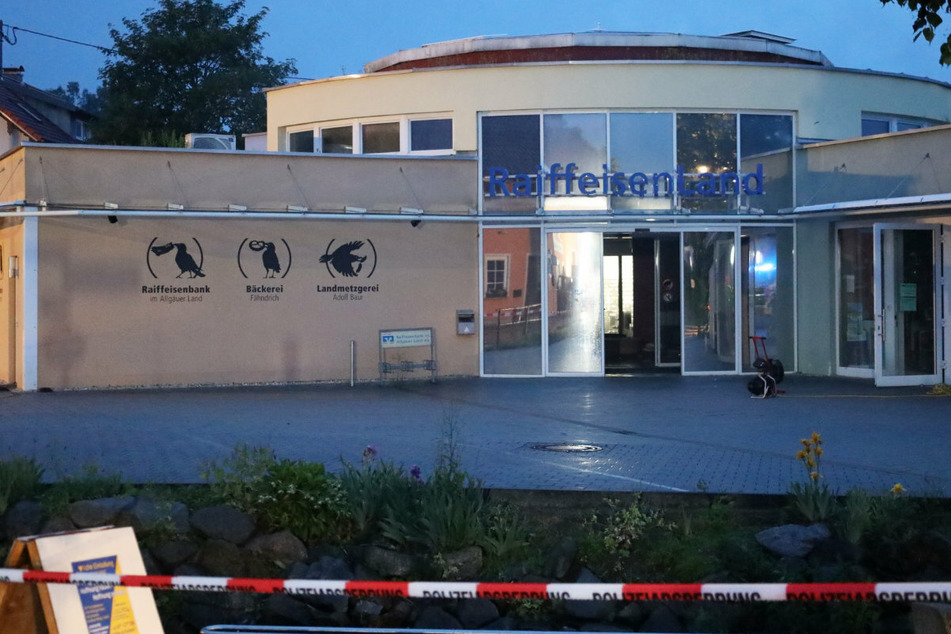 In Woringen haben unbekannte Täter am frühen Mittwochmorgen einen Bankautomaten gesprengt und sind im Anschluss mit der Beute geflohen.