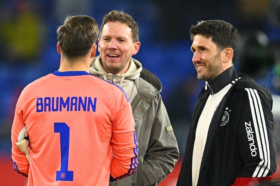 Scheint Oliver Baumann (35) für die Fußball-WM wieder zu degradieren: Bundestrainer Julian Nagelsmann (38, m.).