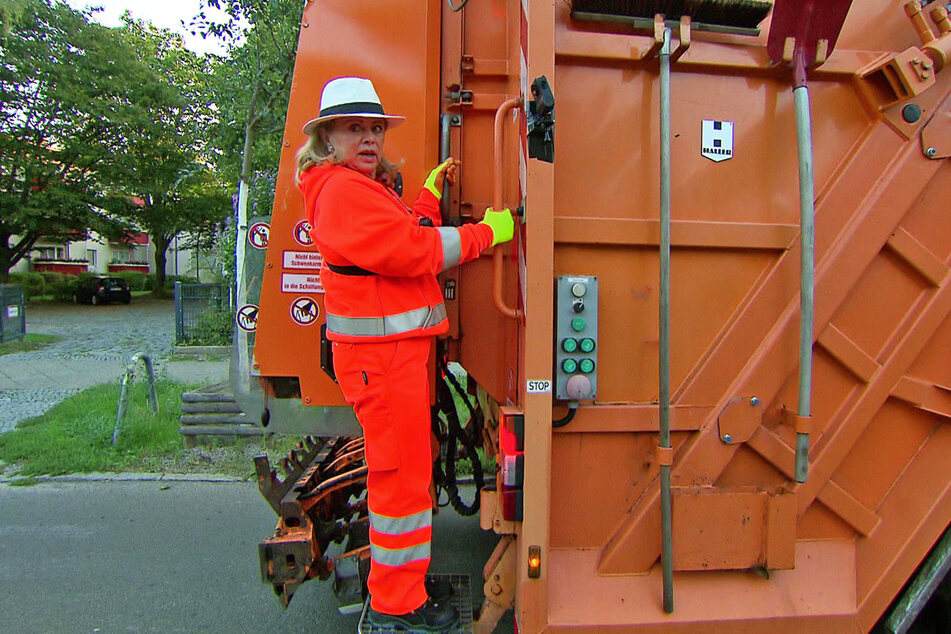 "Mini Playback Show"-Moderatorin Marijke Amado (69) hilft bei der Müllabfuhr.