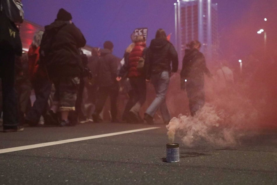 Entlang der Demo-Route wurden in Leipzig vereinzelt Rauchtöpfe gezündet.