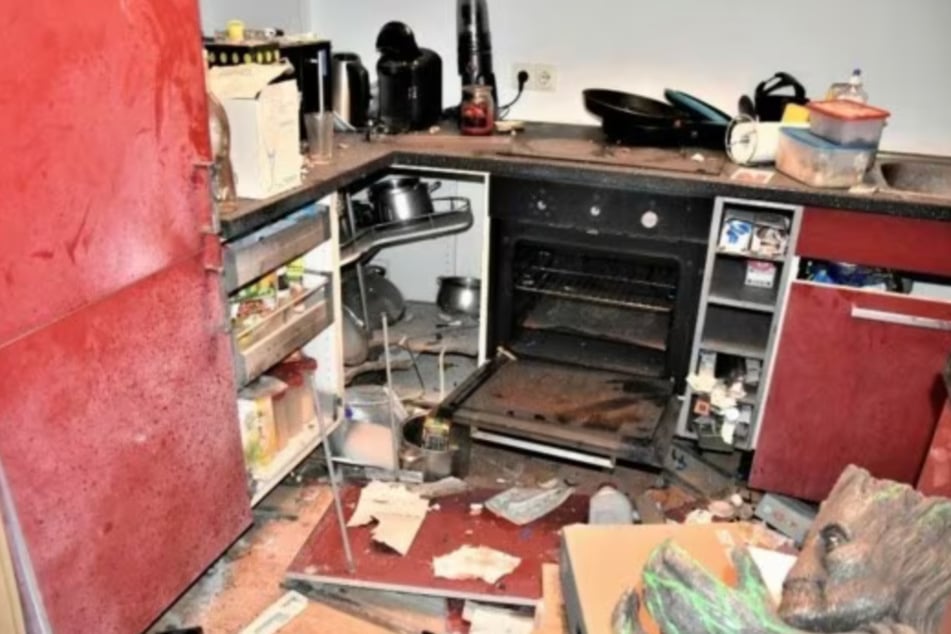 Mann zündet Knaller in Wohnung und zerstört die halbe Einrichtung