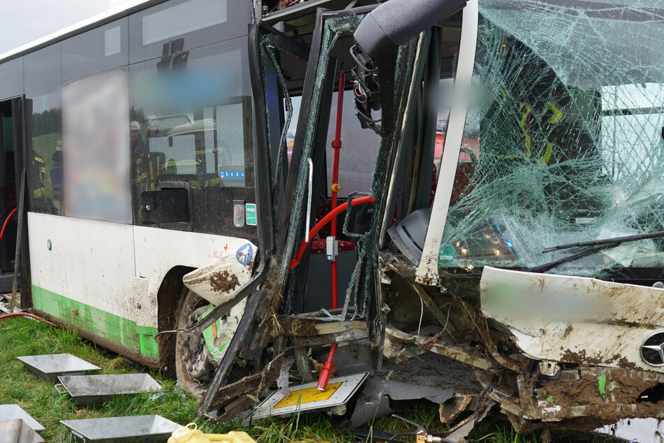 Ein schwerer Unfall mit einem Schulbus forderte am Montagnachmittag dutzende Verletzte.