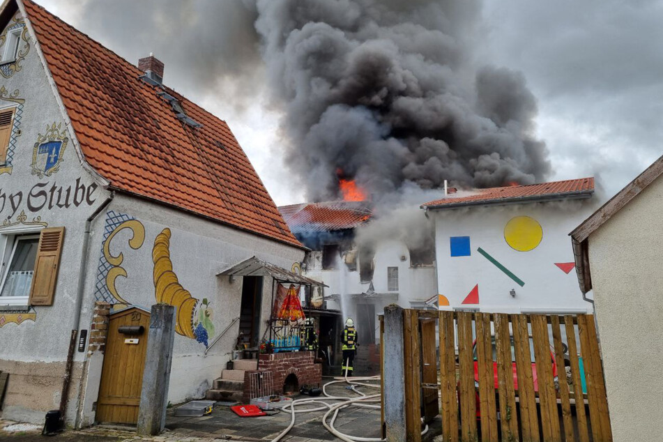 Der Sachschaden des Wohnhausbrandes wird von der Polizei auf mehrere Hunderttausend Euro geschätzt.