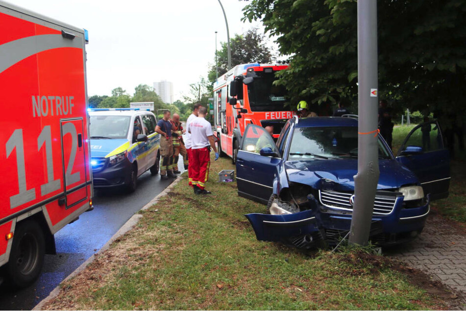 Polizei und Feuerwehr untersuchen den VW Passat nach dem Crash in Berlin-Treptow.