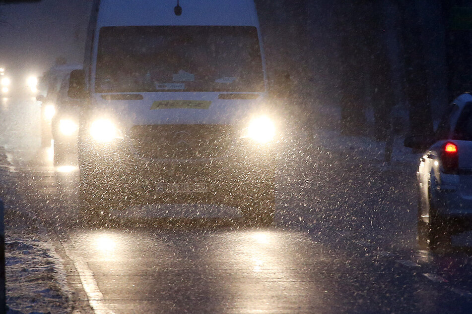 Dichtes Schneetreiben bei Temperaturen um Minus 2 Grad Celsius behinderten schon am Freitagabend auf den Straßen in Berlin und Brandenburg den Feierabendverkehr.