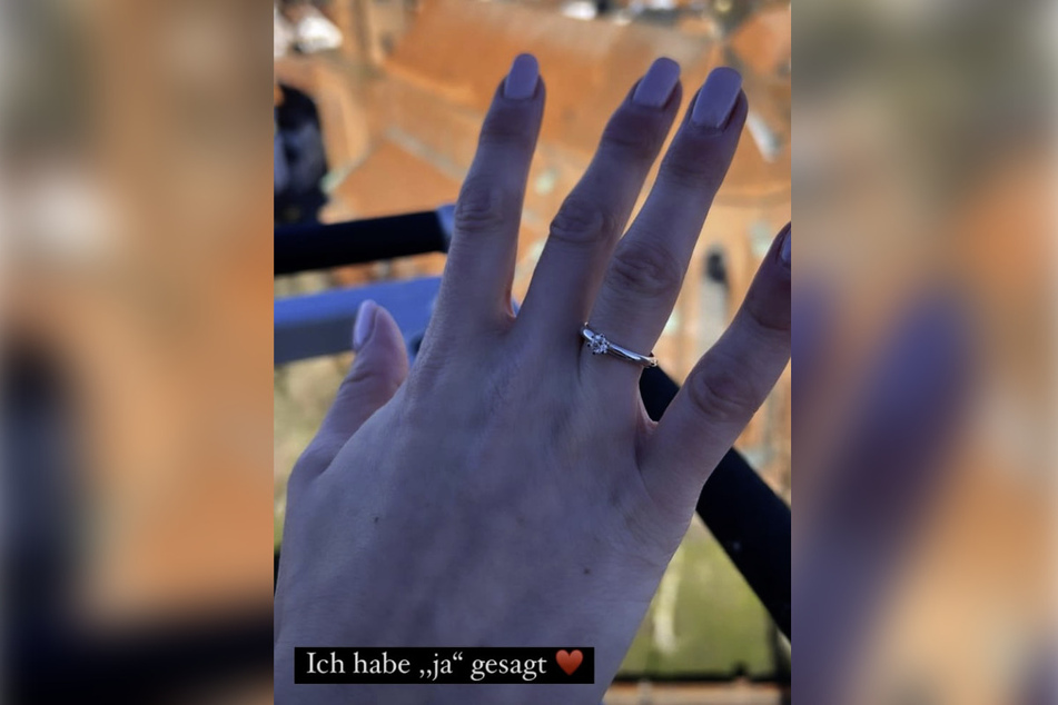 "Ich habe 'Ja' gesagt." Hanna Secret (26) präsentiert ihren Verlobungsring auf Instagram.