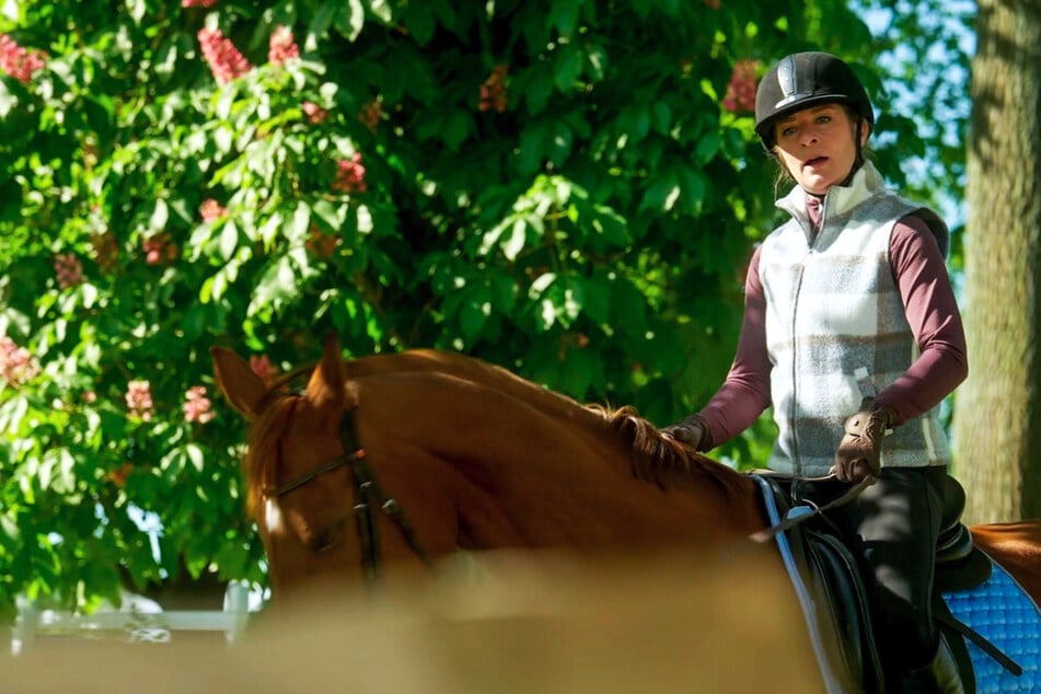 Bei einem Ausritt mit Gunter (Hermann Toelcke, 72) landet Carla (Maria Fuchs, 50) zufällig auf einem verlassenen Pferdehof, der seit Jahren zum Verkauf steht.