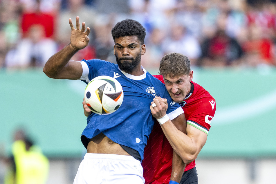 Schwer zu verteidigen: Sturm-Koloss André Becker (28, l.), der in der Rückrunde das Bielefeld-Trikot mit dem der Mannheimer tauscht.