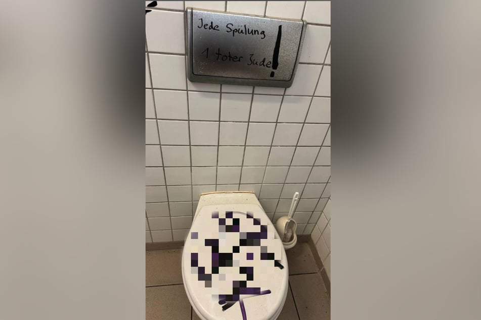 Unbekannte Täter haben gesperrte Toiletten aufgebrochen und mit Nazi-Parolen beschmiert.