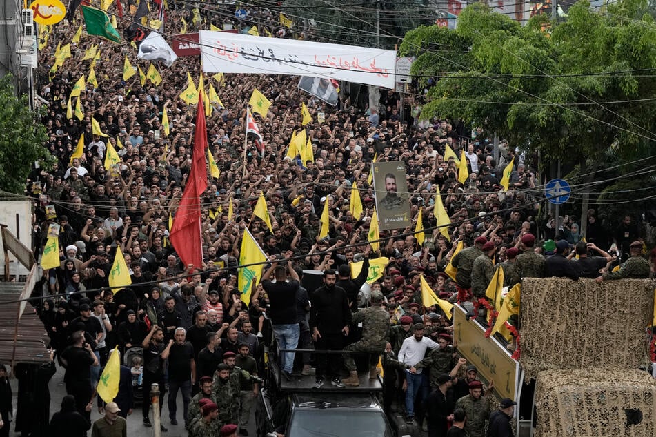 Hisbollah-Anhänger nehmen am Trauerzug für den Hisbollah-Kommandeur Akil und den Kämpfer Hamad in einem südlichen Vorort von Beirut teil.