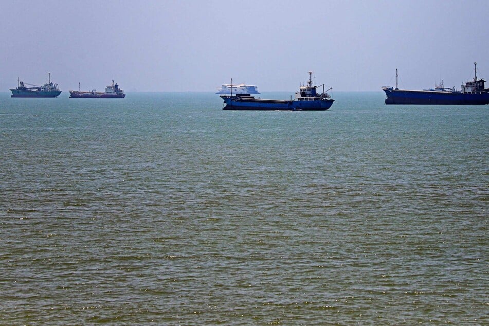 Strait of Hormuz maritime traffic is flowing despite Iran's closure announcement
