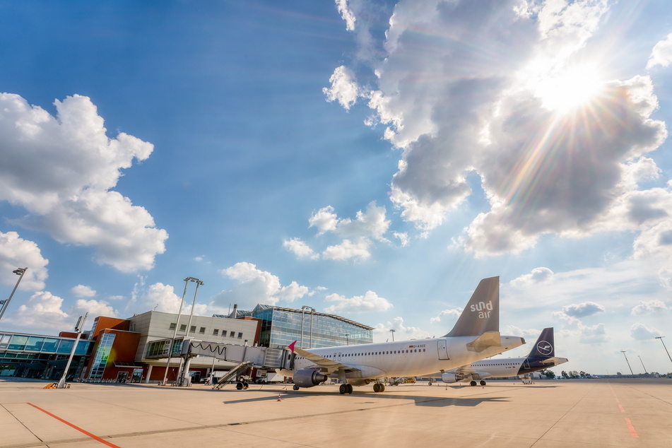 Am Flughafen Dresden stehen Ferienflieger bereit, um Sachsen gen Süden zu fliegen.