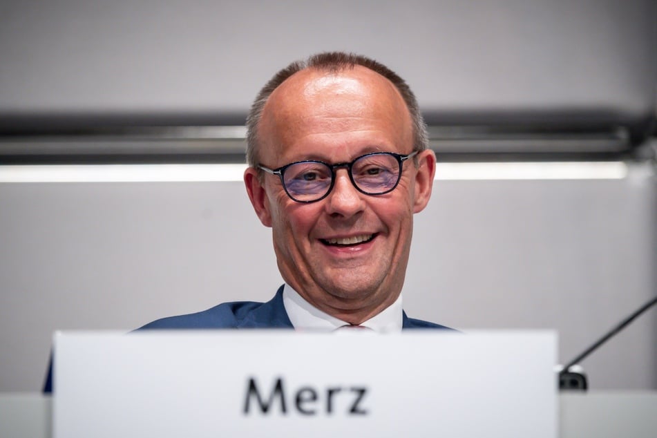 Da kann Friedrich Merz (66) nur lachen: Der CDU-Politiker hat einige Aufregung unter Verschwörern im Internet ausgelöst.
