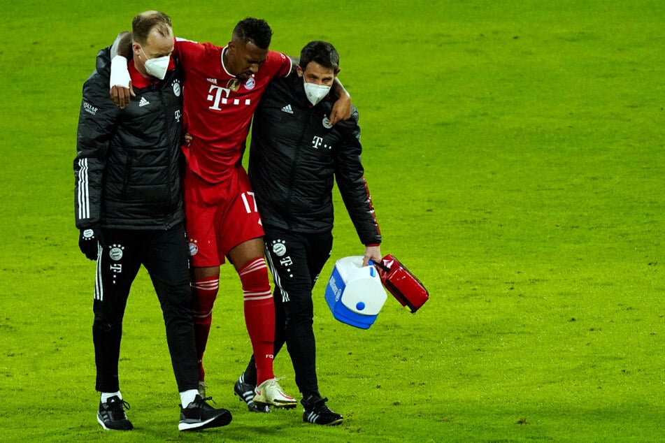 Jérôme Boateng (32) muss verletzt den Platz verlassen und wird dabei gestützt.