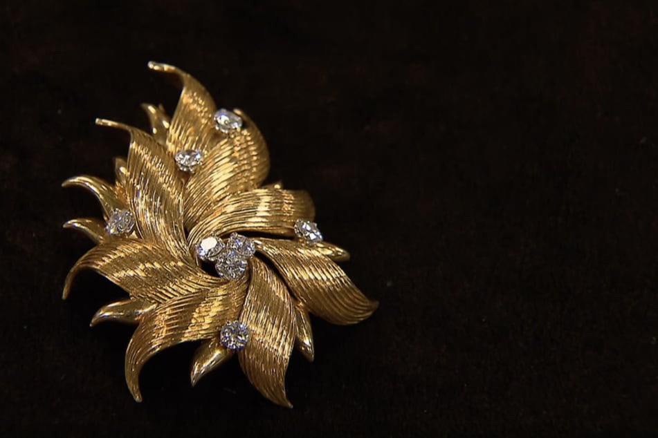 Das geschichtsträchtige Schmuckstück wurde vom französischen Juwelier Frédéric Boucheron (†71) hergestellt und soll einst Yvonne de Gaulle (†79) gehört haben.