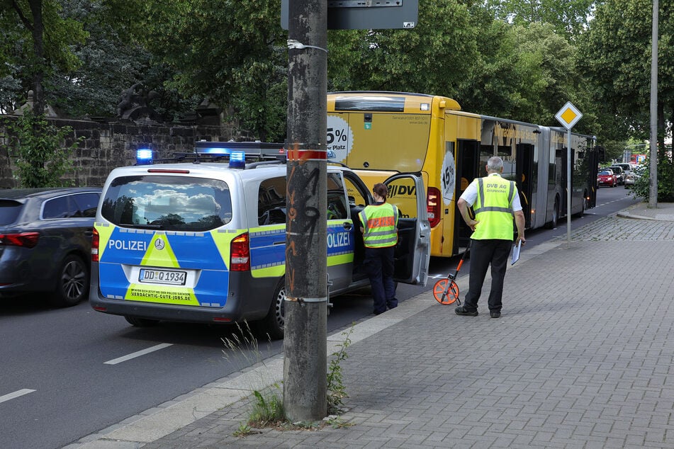 Die Polizei nahm den Unfall vor Ort auf. Der Verkehr wurde am Bus vorbeigeleitet.