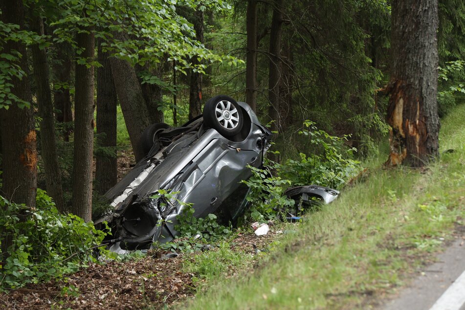 Der VW Golf Plus überschlug sich und landete im Straßengraben.
