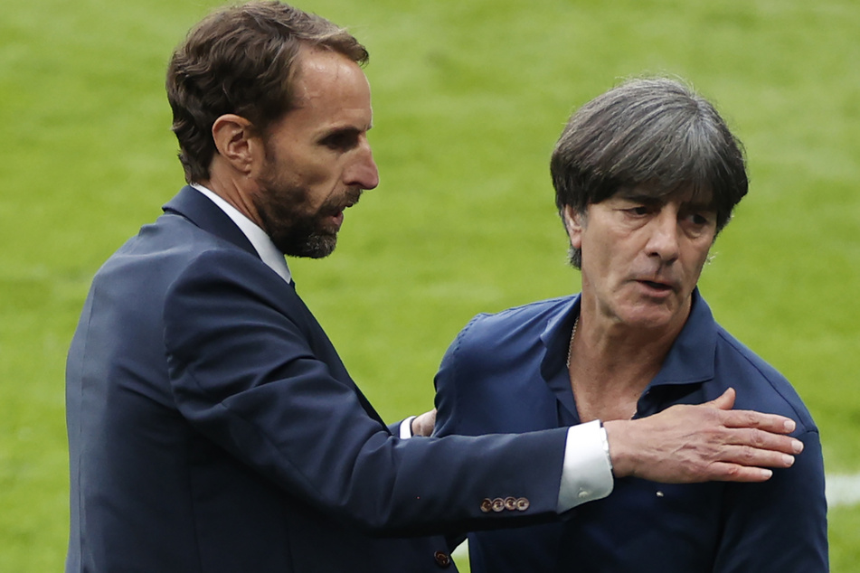 Nach 15 Jahren ist die Zeit von Joachim Löw (61, r.) als Trainer der deutschen Fußball Nationalmannschaft zu Ende. Das Shakehands mit England-Trainer Gareth Southgate (50) war ein Abschied.