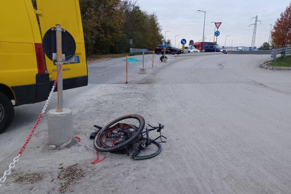 Stiller Zeuge des schlimmen Unglücks: Das zerstörte Rennrad des Ex-Profis liegt am Straßenrand.