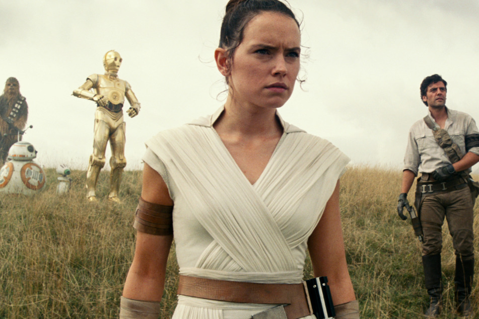 Rey (vorne, Daisy Ridley) entscheidet den Ausgang der Saga mit.