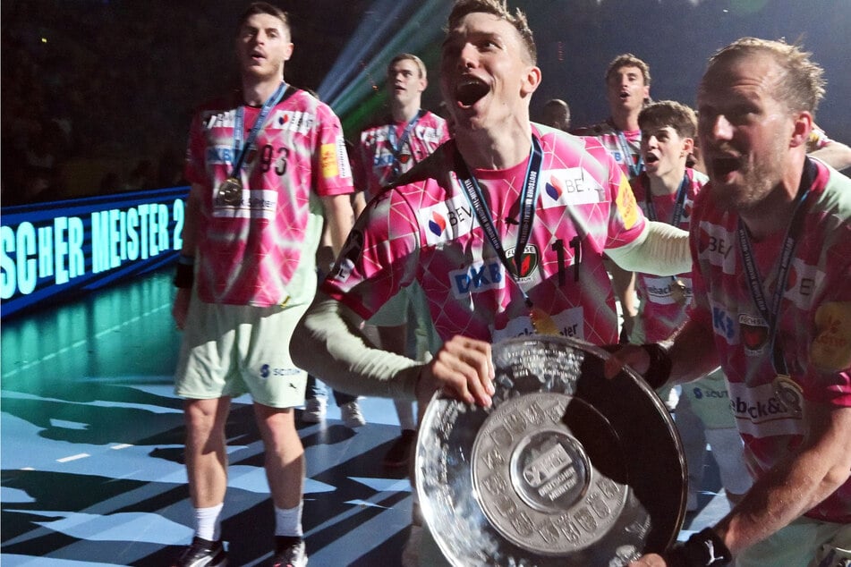 Diebstahl bei den Füchsen: Meisterschale aus Geschäftsstelle geklaut!