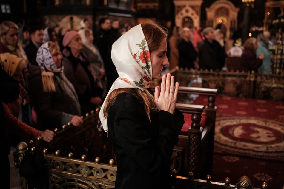 Viele Russen sind tief-gläubig. Die Orthodoxe Kirche soll nach eigenen Angaben rund 100 Millionen Mitglieder haben - Das wären mehr als 60 Prozent aller Russen.