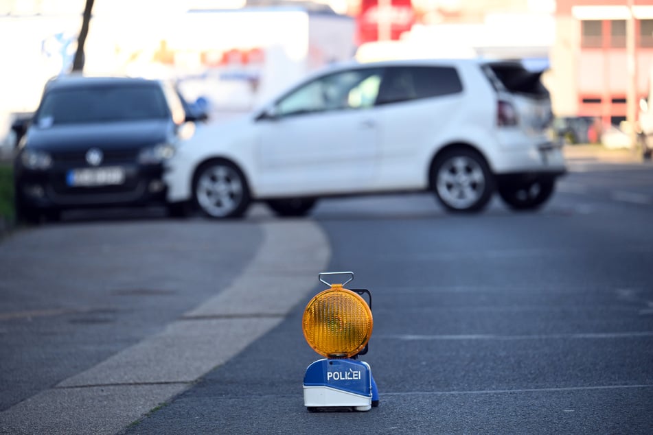 Schüsse vor Schnell-Imbiss: Zwei Männer verletzt, mutmaßliche Täter flüchten