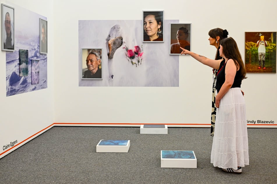 Blick in die Ausstellung mit interessierten Besucherinnen.
