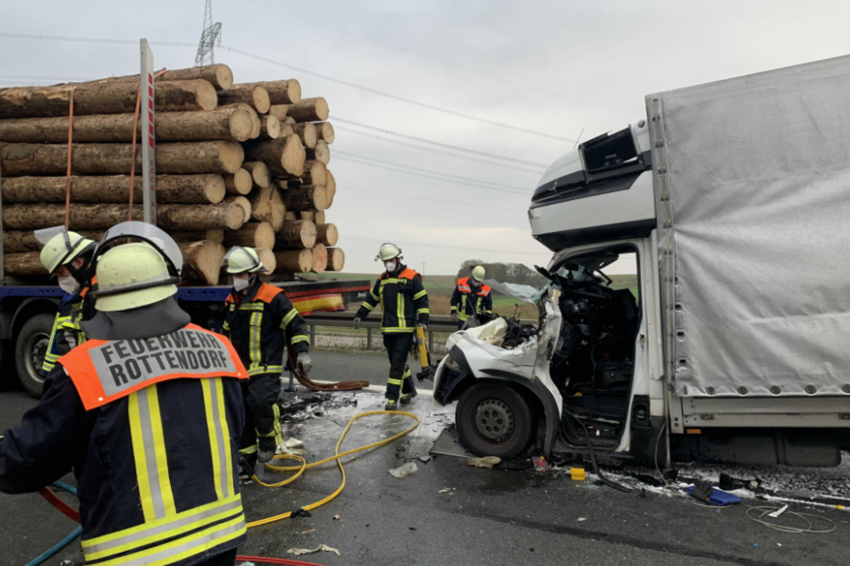 Der Fahrer des Kleinlasters musste aus seinem Fahrzeug von der Feuerwehr befreit werden.