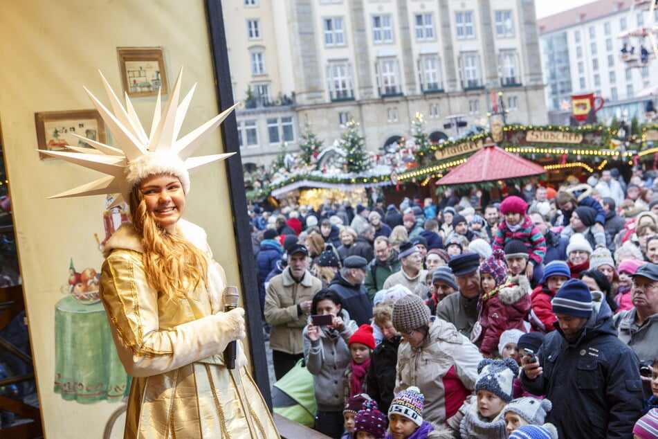 Linda Jung 2024 als Herrnhuter Sternenmädchen auf der Striezelmarkt-Bühne.