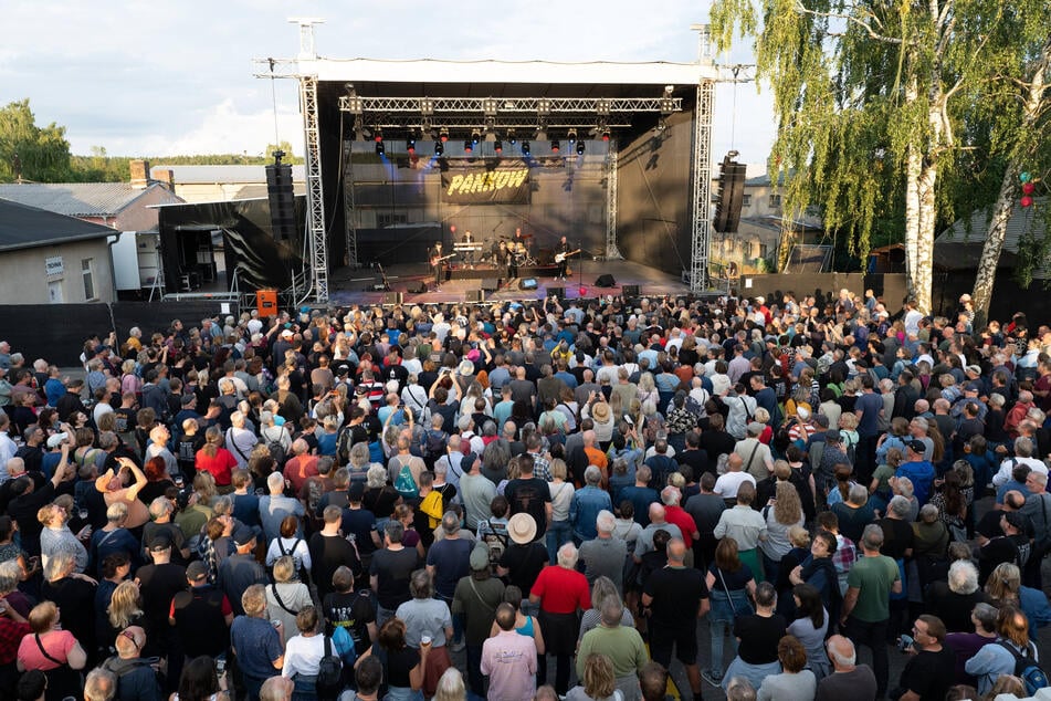 Zuschauer vor der Bühne. Etwa 2000 Menschen waren versammelt.