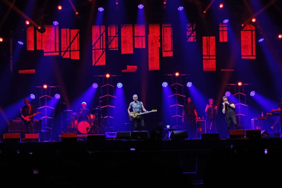 So stand bei "Brand New Day" beispielsweise Stings langjähriger Mundharmonika-Spieler Shane Sager (r.) im Mittelpunkt, während bei "Shape of My Heart" und "Heavy Cloud No Rain" die Backgroundsänger übernahmen.