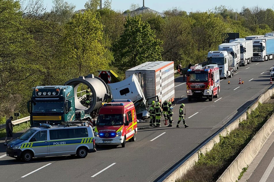 Der Verkehr staut sich hinter der Unfallstelle.