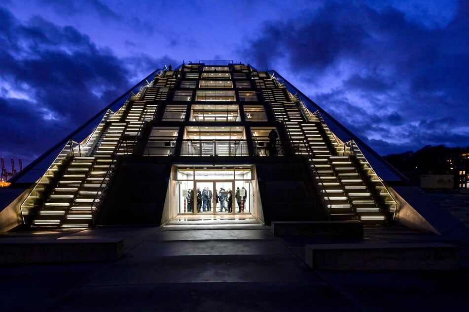 Von der Aussichtsplattform vom Dockland aus lässt sich gut über den Hafen von Hamburg blicken. (Archivbild)